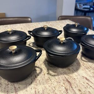 Like new mini cast iron pans, set of 6